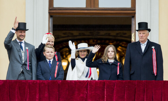 Hylles for antrekket på slottsbalkongen